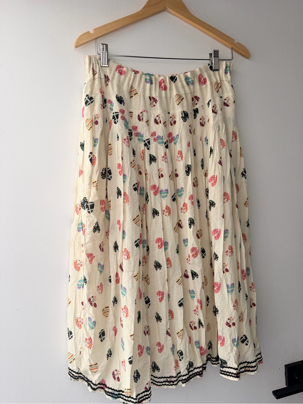 Hofman Copenhagen Cream Printed Midi Skirt with Multicolor Heart Motif